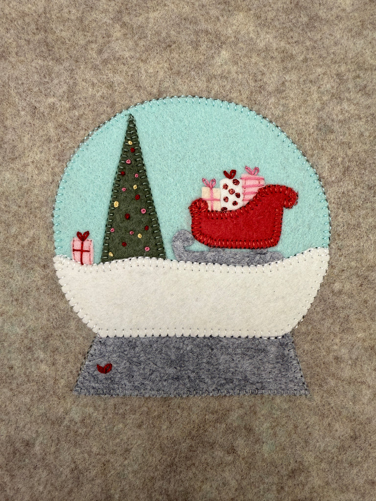 Snow globe felt applique | Sleigh