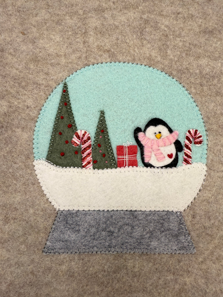 Snow globe felt applique | Penguin