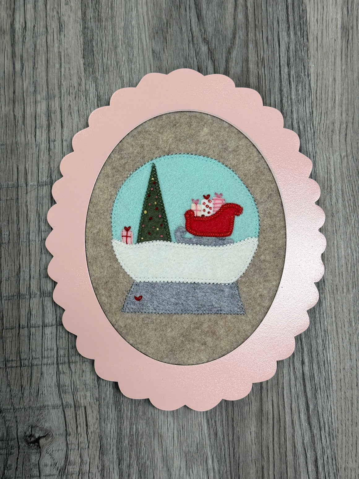 Snow globe felt applique | Sleigh