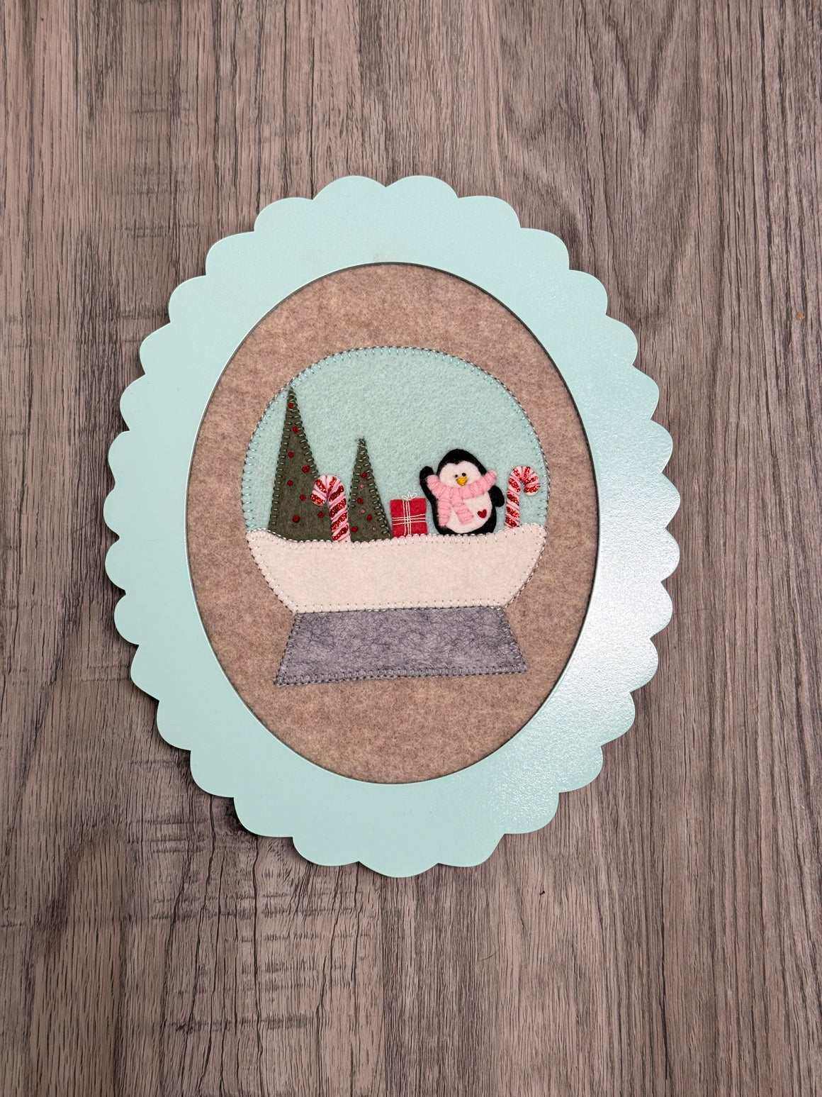 Snow globe felt applique | Penguin