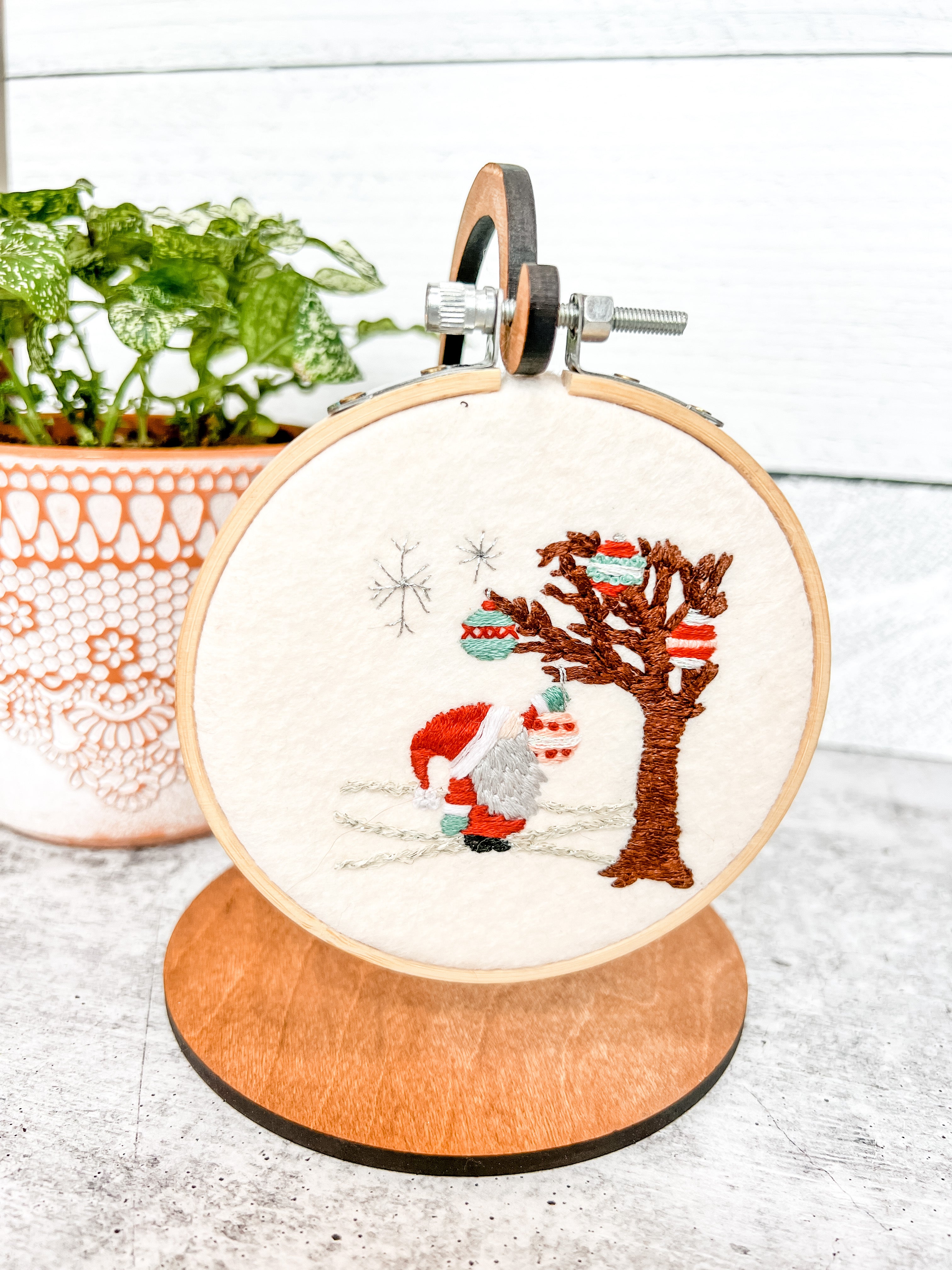 Embroidery Display Hoop Holders - The little Green Bean