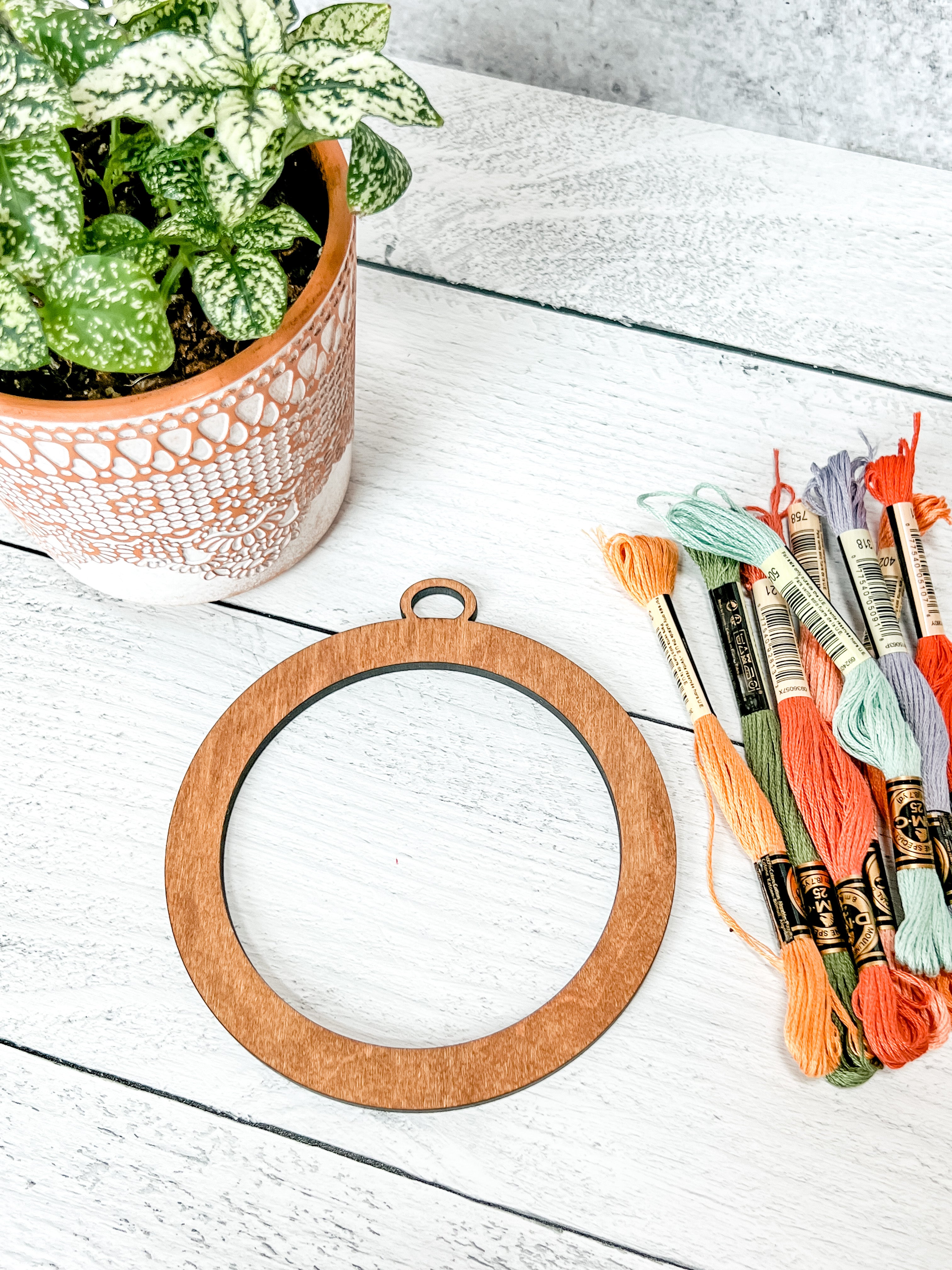 Embroidery Frame  Round - The little Green Bean